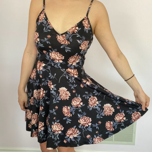 [NWT] Floral Dress - Picture 4 of 7